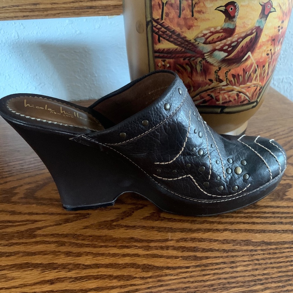 🤎Nicole Miller brown mule wedges w/embellishment